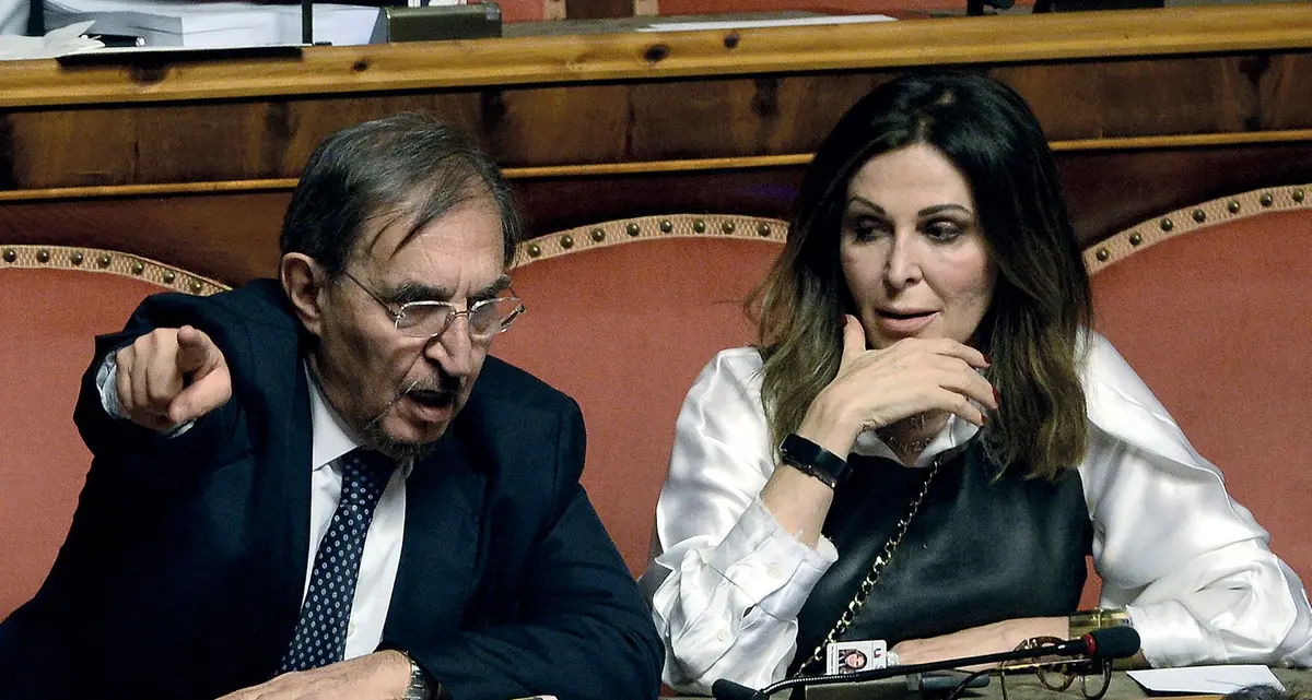 Manovra, stop alla cannabis light. Airola (5S) «È golpe», La Russa: «Drogato»