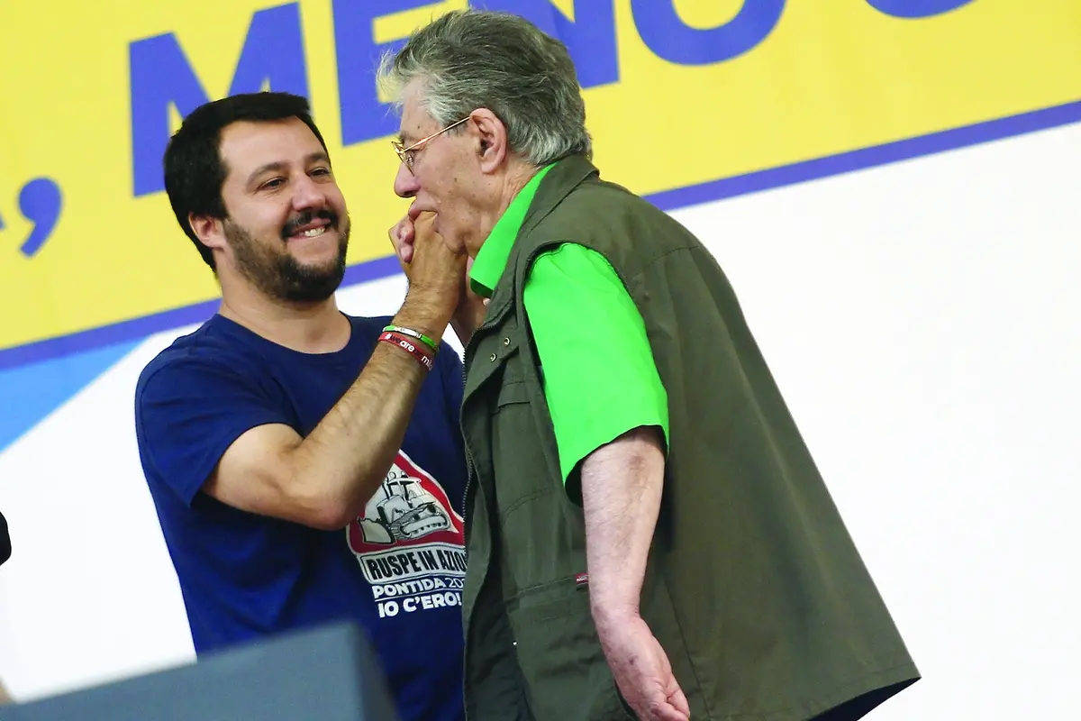 Foto LaPresse - Spada 21/06/2015 Pontida , Bergamo ( Italia ) Politica Il tradizionale raduno dei militanti della Lega Nord a Pontida Nella foto: matteo salvini e umberto bossi Photo LaPresse - Spada 21/06/2015 Pontida , Bergamo ( Italy ) The traditional gathering of militants of the \" Lega Nord \" In the pic: matteo salvini and umberto bossi , LaPresse/Spada