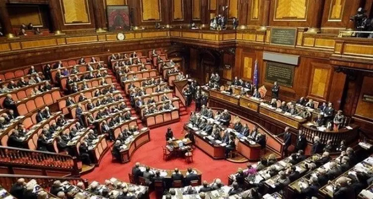 L’altra epidemia micidiale è quella dei commi. Il record con l’ultimo decreto: quota 1049