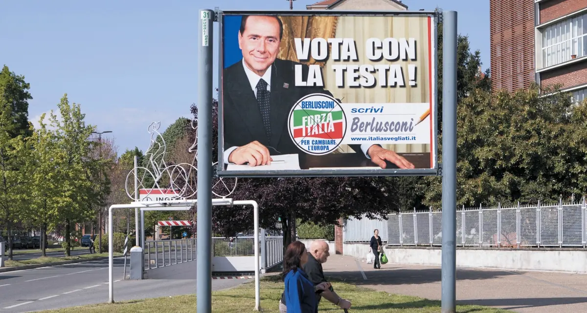 Berlusconi ricoverato, Forza Italia in ansia. Ma i suoi: «È già in campo»