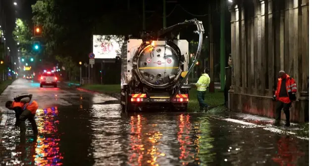 Bomba d'acqua su Milano, allagamenti in città. Esonda il Seveso