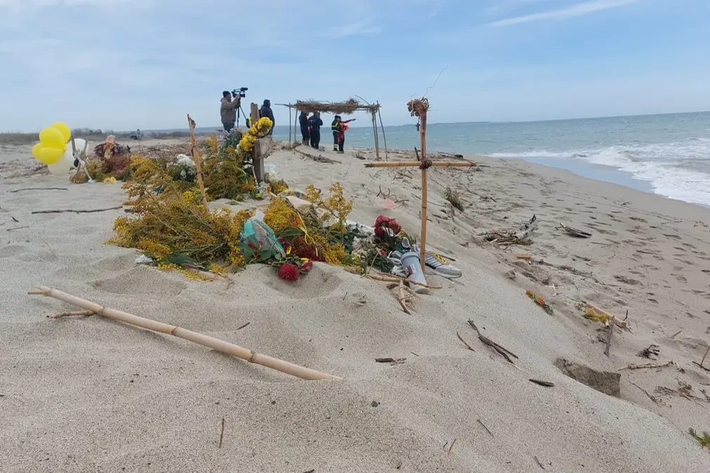 Sommozzatori e forze dell\\'ordine ancora impegnati nella ricerca di altri cadaveri a largo di Crotone. La spiaggia di Steccato di Cutro viene costantemente monitorata dai carabinieri e dalla guardia di Finanza