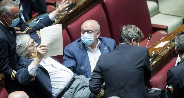 Sgarbi contro \"l'Anm mafiosa\". Carfagna lo espelle, i commessi lo trascinano fuori dall'Aula