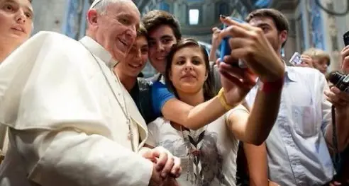 \"Ragazzi, liberatevi del telefonino\". Parola di Papa