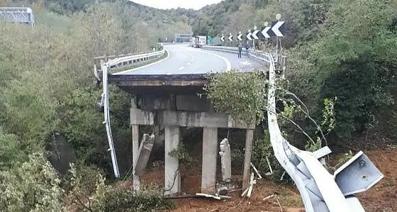 Crolla un viadotto tra Torino e Savona a causa di una frana