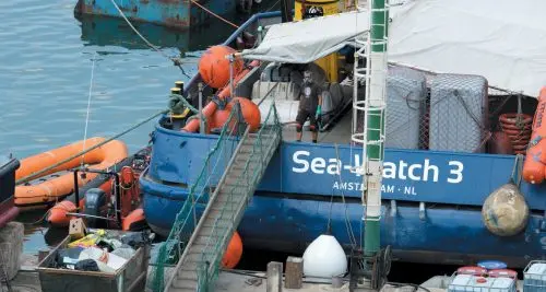 E LA NAVE VA... È piena di naufraghi nessun porto la vuole