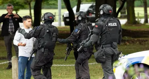 Nuova Zelanda, attacco alle moschee nel nome di Traini: 50 morti