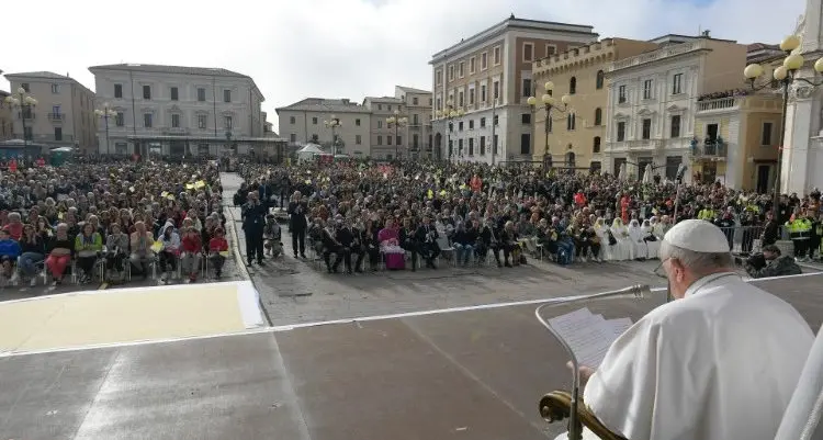 Il Papa all'Aquila: «Serve impegno lungimirante per ricostruire»