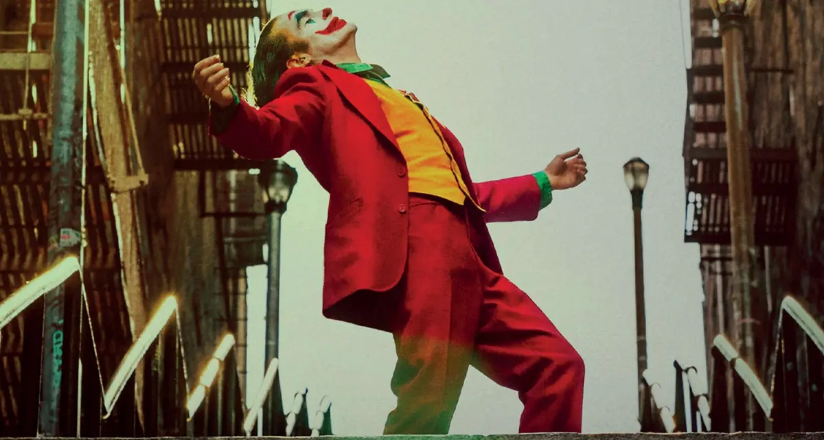 Tutti pazzi per Joker il giullare nichilista che incendia le masse