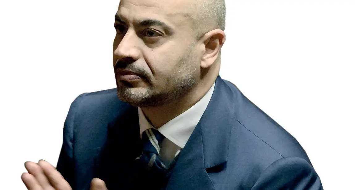 Paragone pronto a uscire? «Cretinate». Ma molti senatori scalpitano