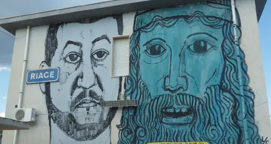 Lucano torna a Riace per comizio e voto. Ma solo per tre ore (Il video)
