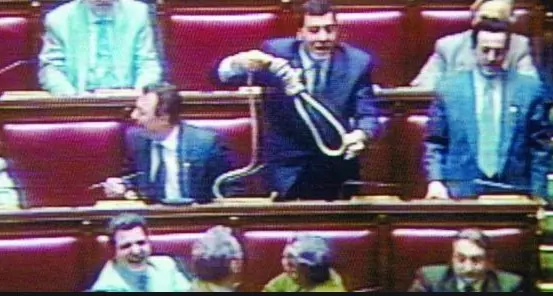 I girotondi dei missini, il cappio in Parlamento della Lega, le “lezioni” del Pds. Come è potuto accadere?