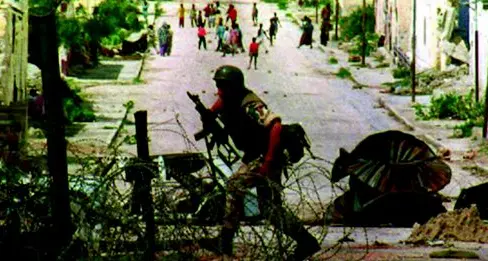 Quel giorno a Mogadiscio dietro donne e bambini c’erano i kalashnikov