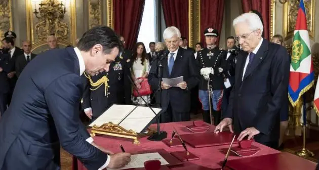 Il governo balla e si azzuffa, ma nessuno stacca la spina...