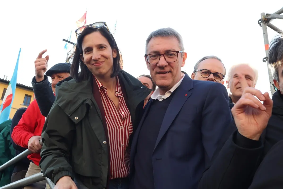 Elly Schlein alla manifestazione a Firenze indetta dai sindacati in difesa della scuola e della Costituzione dopo le violenze al Liceo classico Michelangiolo