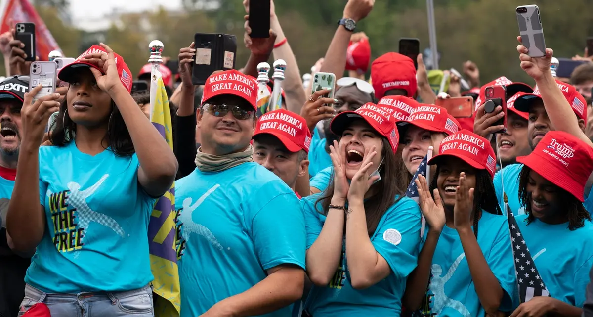 Se Trump guida i No Mask nella battaglia al «virus cinese»