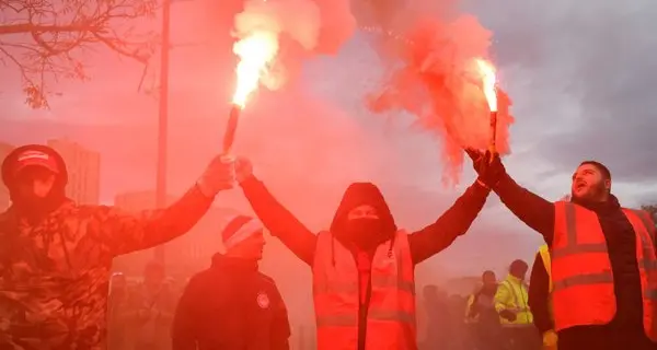 Ancora proteste in Francia, il governo stoppa la riforma delle pensioni