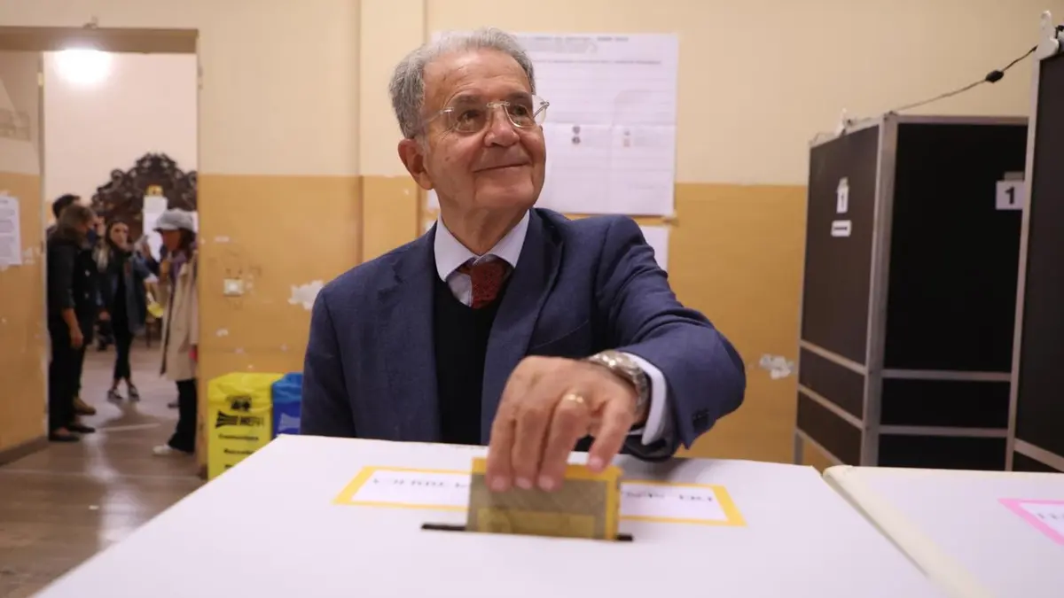 Prodi attacca Meloni: «Destra insidiosa, stabile ma immobile. È obbediente a Biden»