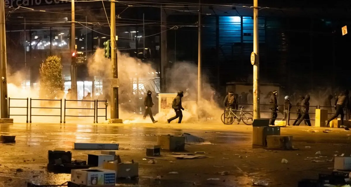 Anarchici in azione a Torino, scritte contro Nordio e vetrine devastate