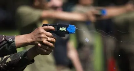 Il taser all’italiana sarà un rimedio peggiore del male