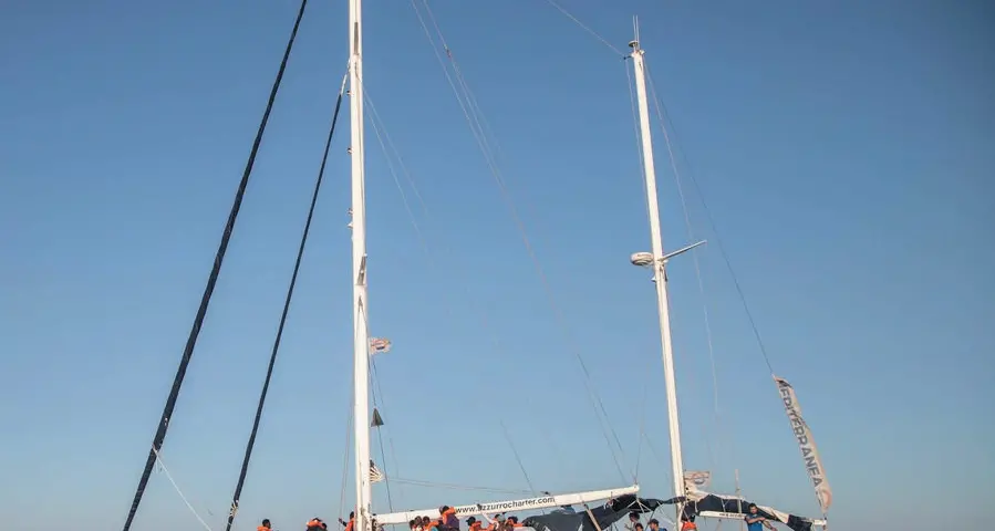 La nave Alex è entrata in acque italiane: \"Disperati, forziamo il blocco\"