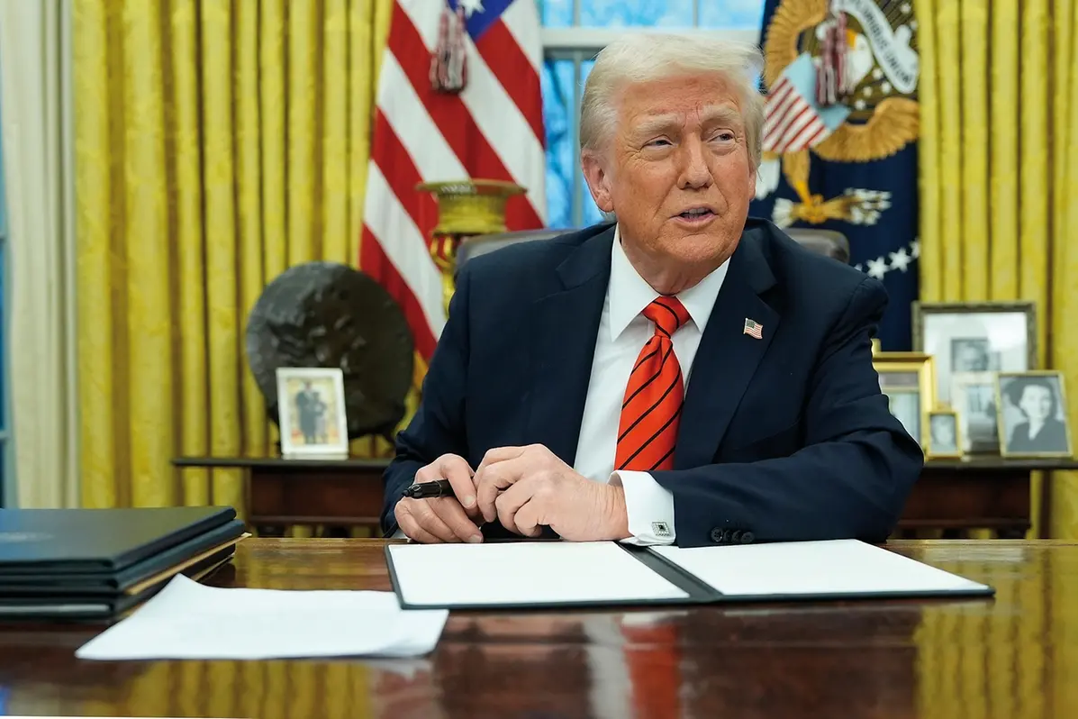 President Donald Trump speaks with reporters as he signs executive orders in the Oval Office at the White House, Monday, Feb. 10, 2025, in Washington. (Photo/Alex Brandon) Associated Press/LaPresse , apn