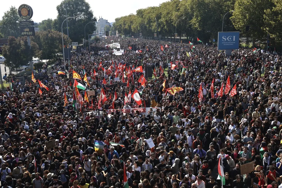 Sciopero Generale Blocchiamo Tutto indetto da CGIL e USB in solidariet\\u00E0 con la Global Sumud Flotilla, Bologna (Italia) Venerd\\u00EC 3 Ottobre 2025 - Cronaca - (foto di Guido Calamosca/LaPresse) General Strike Let\\'s Block Everything called by Workers General Confederation and Base Union Syndicate in solidarity with Global Sumud Flotilla, Bologna (Italy) Friday, October 3, 2025 - News - (photo by Guido Calamosca/LaPresse) , LAPRESSE