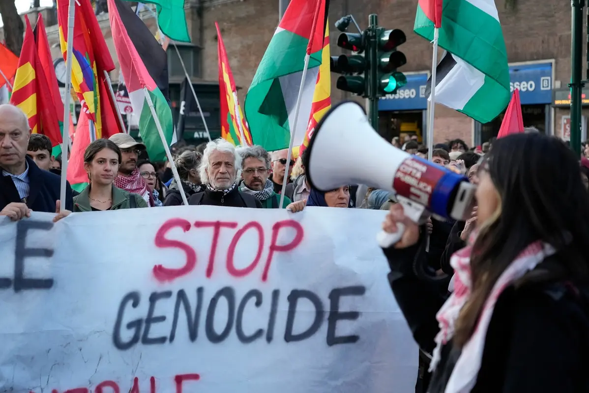 Pro-Palestinian demonstrators gather in front of the Colosseum in Rome, Thursday, Oct. 2, 2025, to protest after a Gaza-bound aid flotilla was intercepted by Israeli Defense Forces in the Mediterranean Sea on Wednesday. (AP Photo/Gregorio Borgia) , APN