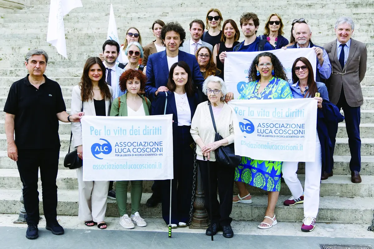 Marco Cappato, Mina Welby, Filomena Gallo e i membri dell\\u00E2\\u20AC\\u2122 associazione Luca Coscioni depositano in Cassazione la proposta di legge d\\u00E2\\u20AC\\u2122iniziativa popolare per la legalizzazione dell\\u00E2\\u20AC\\u2122eutanasia, Roma, Gioved\\u00C3\\u00AC 5 Giugno 2025 (Foto Roberto Monaldo / LaPresse) Members of the Luca Coscioni association deliver to the Supreme Court a popular initiative bill for the legalization of euthanasia, Rome, Thursday, June 5, 2025 (Photo by Roberto Monaldo / LaPresse) , LAPRESSE