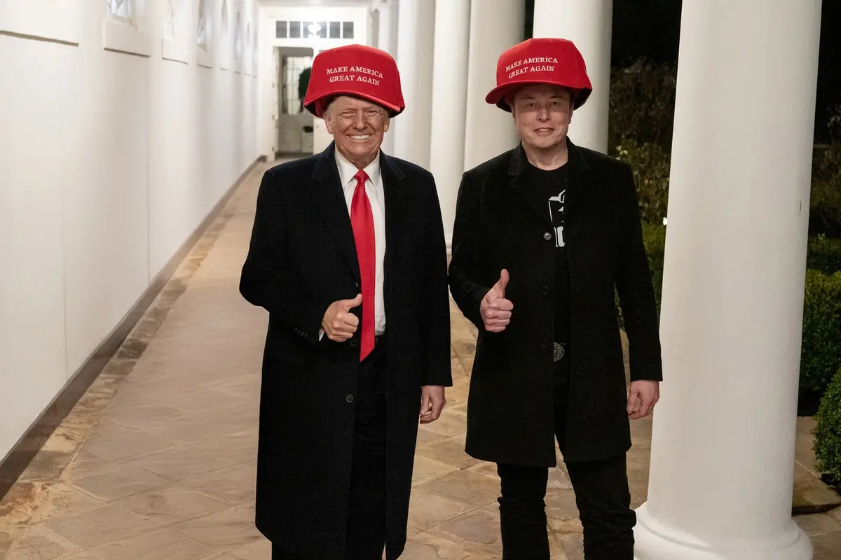 DONALD TRUMP PRESIDENTE USA, ELON MUSK AD TESLA, ELABORAZIONE MAKE AMERICA GREAT AGAIN HAT CAPPELLO CAPPELLI , IMAGOECONOMICA