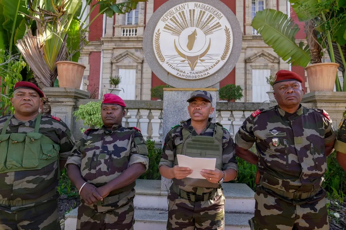 CAPSAT military unit commander Col. Michael Randrianirina, center, reads a statement saying that the armed forces are taking control of the country from the steps of the Presidency in Antananarivo, Madagascar, Tuesday, Oct. 14, 2025. (AP Photo/ Brian Inganga) Associated Press / LaPresse Only italy and spain , APN