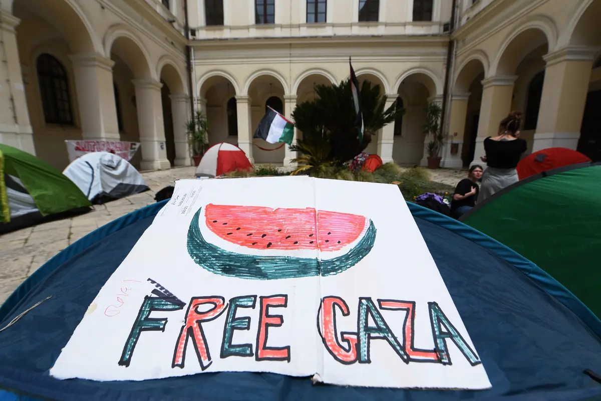 UNIVERSITA\\' ALDO MORO INTIFADA DELLE UNIVERSITA\\' CARTELLO FREE GAZA TENDE , IMAGOECONOMICA