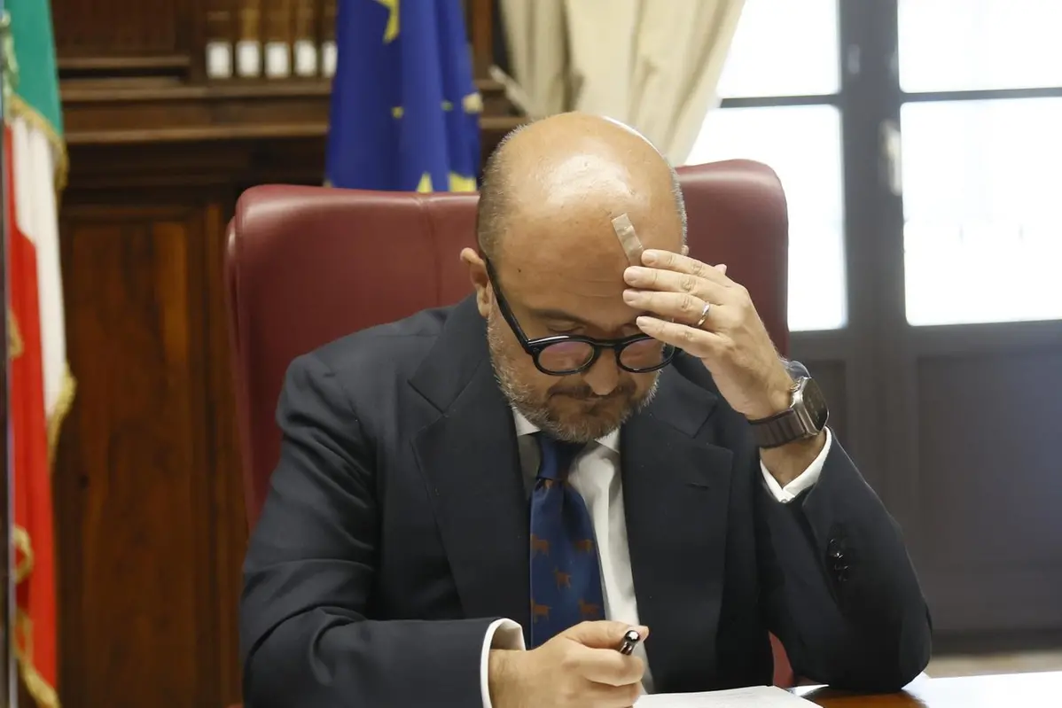 Il ministro Gennaro Sangiuliano a testa bassa