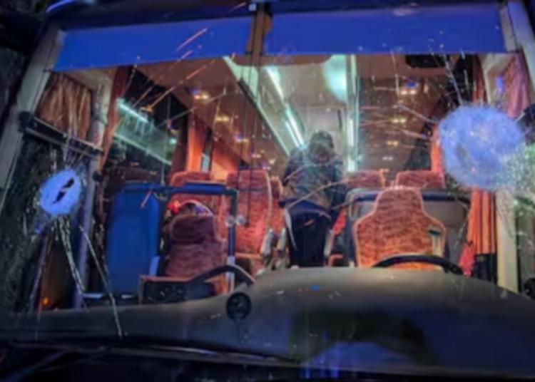 Sassaiola contro il bus del Pistoia Basket: muore l’autista. Meloni: «Atto folle e inaccettabile»