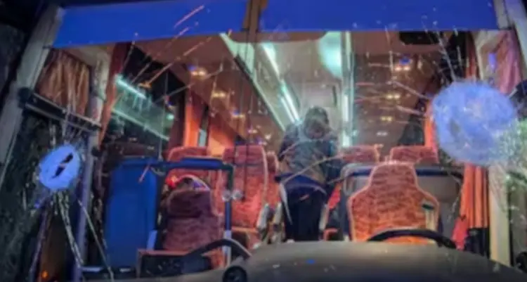 Sassaiola contro il bus del Pistoia Basket: muore l’autista. Meloni: «Atto folle e inaccettabile»