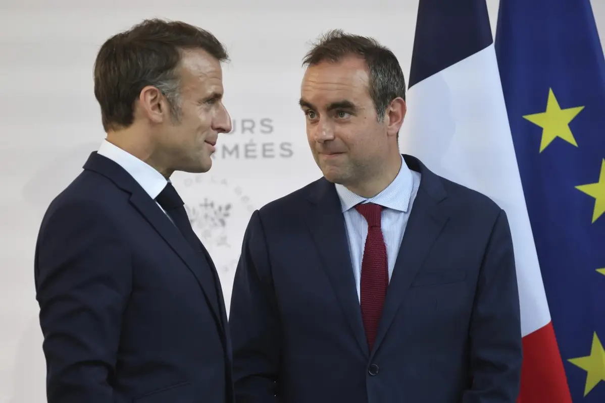 French Defense minister Sebastien Lecornu, right, and France\\'s President Emmanuel Macron talk at the end of an address by the president to army leaders in Paris Sunday July 13, 2025, on the eve of the annual Bastille Day Parade in the French capital. (Ludovic Marin, Pool via AP) Associated Press/LaPresse , AP
