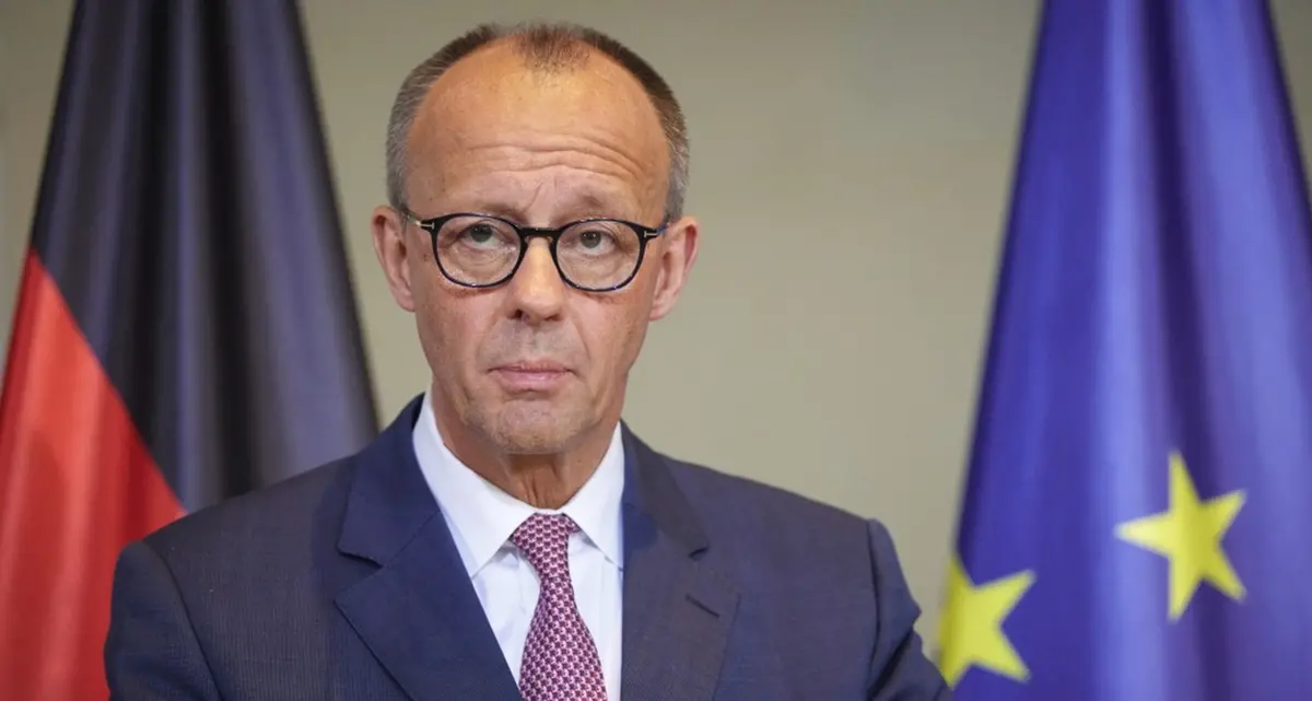 Il riarmo tedesco e la “guerra” di Starmer hanno fatto volare Macron nella Capitale