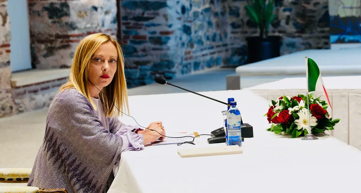 La premier Giorgia Meloni contro sinistra e giudici: scoppia la bufera. E Renzi attacca il Tg5