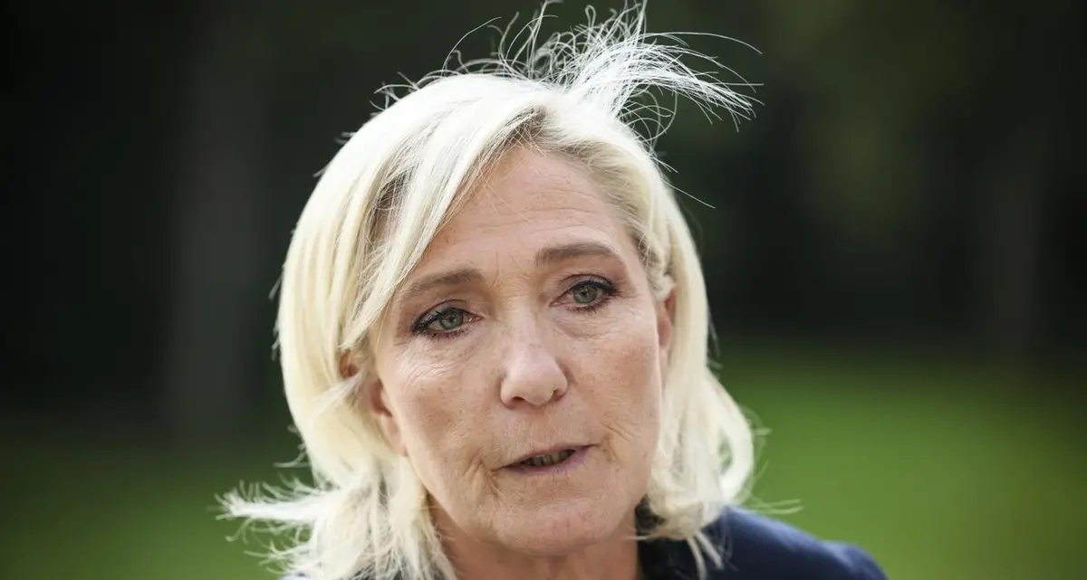 Chiesti cinque anni di carcere e ineleggibilità per Marine Le Pen: «È accanimento giudiziario»