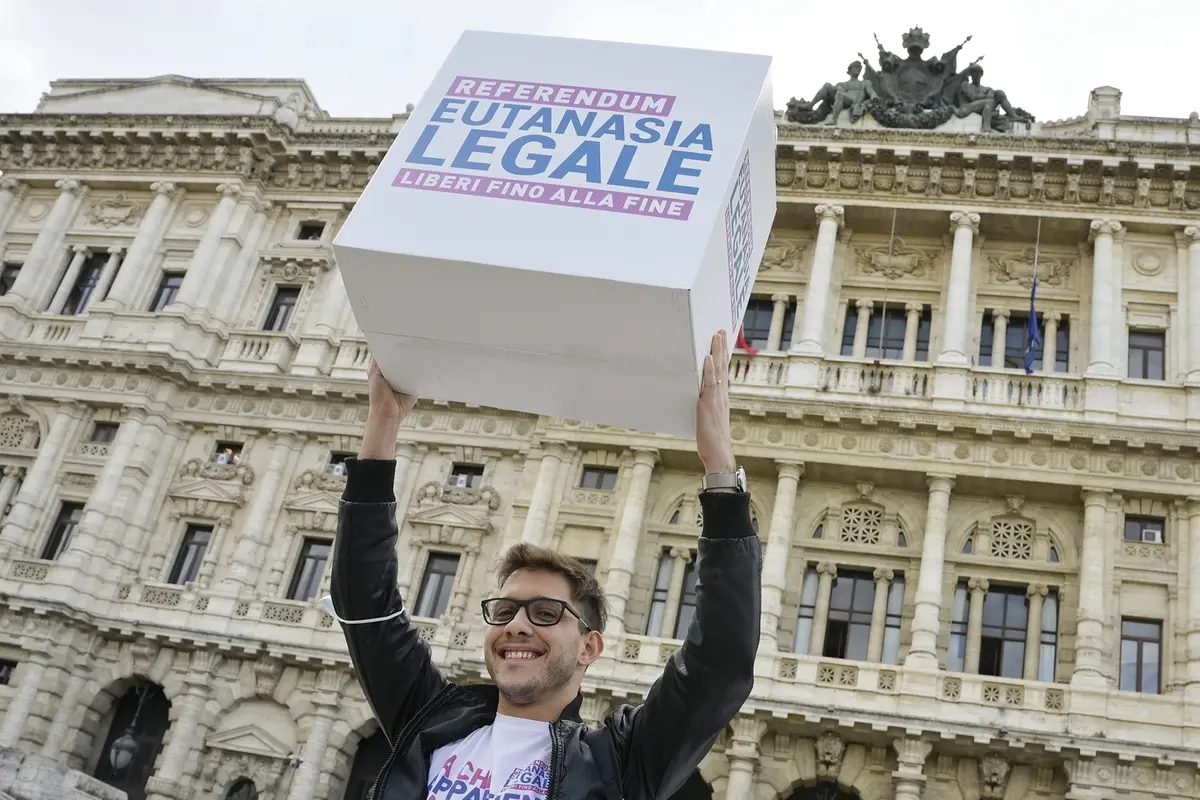 ROMA ASSOCIAZIONE LUCA COSCIONI CONSEGNA LE FIRME PER IL REFERENDUM EUTANASIA LEGALE IN CASSAZIONE , IMAGOECONOMICA