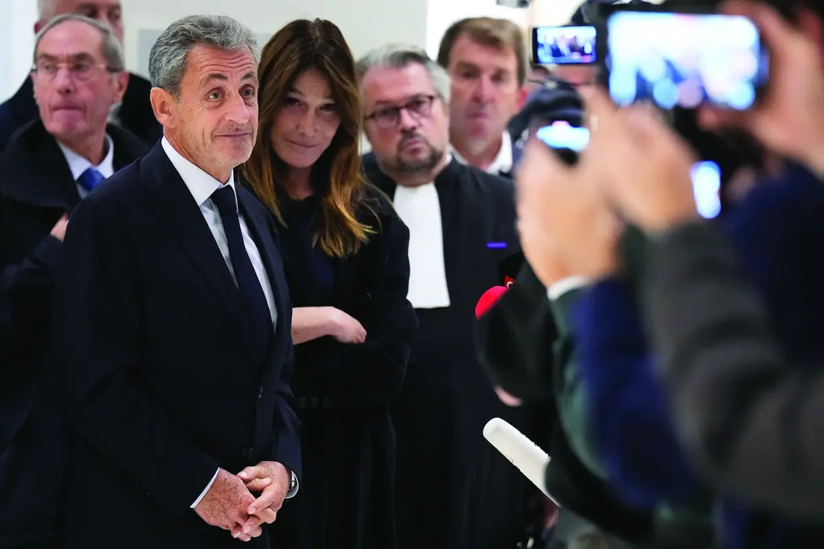 Former French President Nicolas Sarkozy, next to his wife Carla Bruni Sarkozy, speaks after a Paris court sentenced him to 5 years in prison and said he\\'ll be incarcerated even if he appeals, after finding him guilty in his trial for alleged illegal campaign financing by Libya, Thursday, Sept. 25, 2025 in Paris. (AP Photo/Michel Euler) Associated Press / LaPresse Only italy and spain , APN