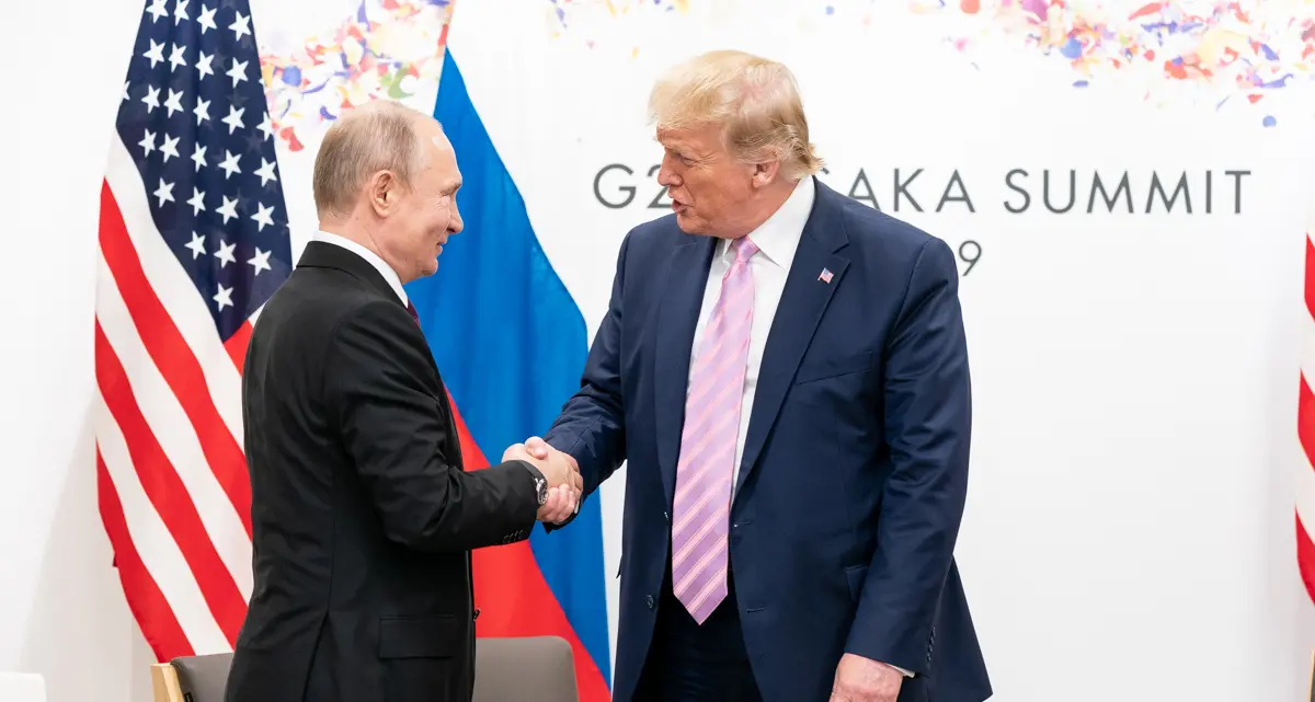 Trump critica Putin e proroga i dazi all’Europa: «Sta uccidendo civili, è impazzito»