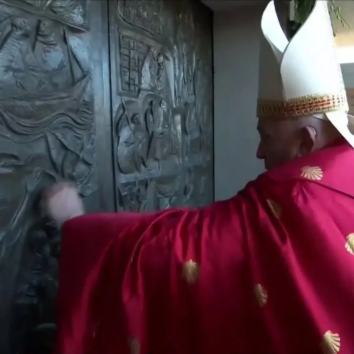 Papa Francesco apre la Porta Santa a Rebibbia e invia un messaggio di speranza ai detenuti: «Ognuno di noi spalanchi le porte del cuore»