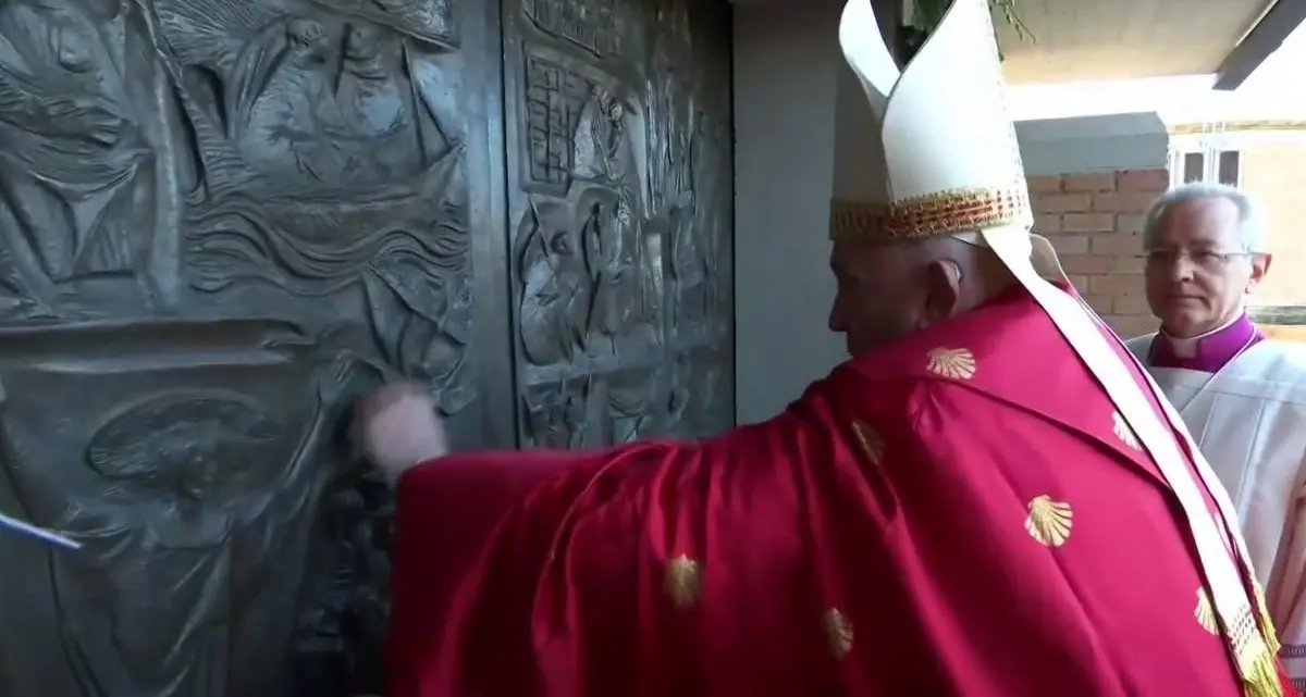 Papa Francesco apre la Porta Santa a Rebibbia e invia un messaggio di speranza ai detenuti: «Ognuno di noi spalanchi le porte del cuore»