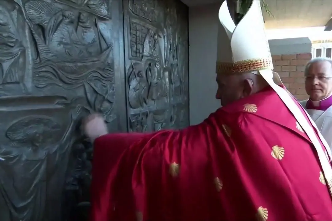 Papa Francesco apre la Porta Santa a Rebibbia e invia un messaggio di speranza ai detenuti: «Ognuno di noi spalanchi le porte del cuore»