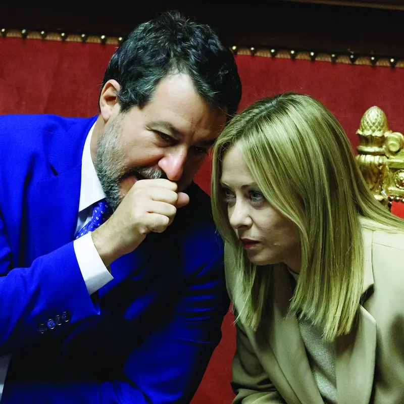 La banca del consenso Meloni e Salvini insieme per il prelievo sui profitti