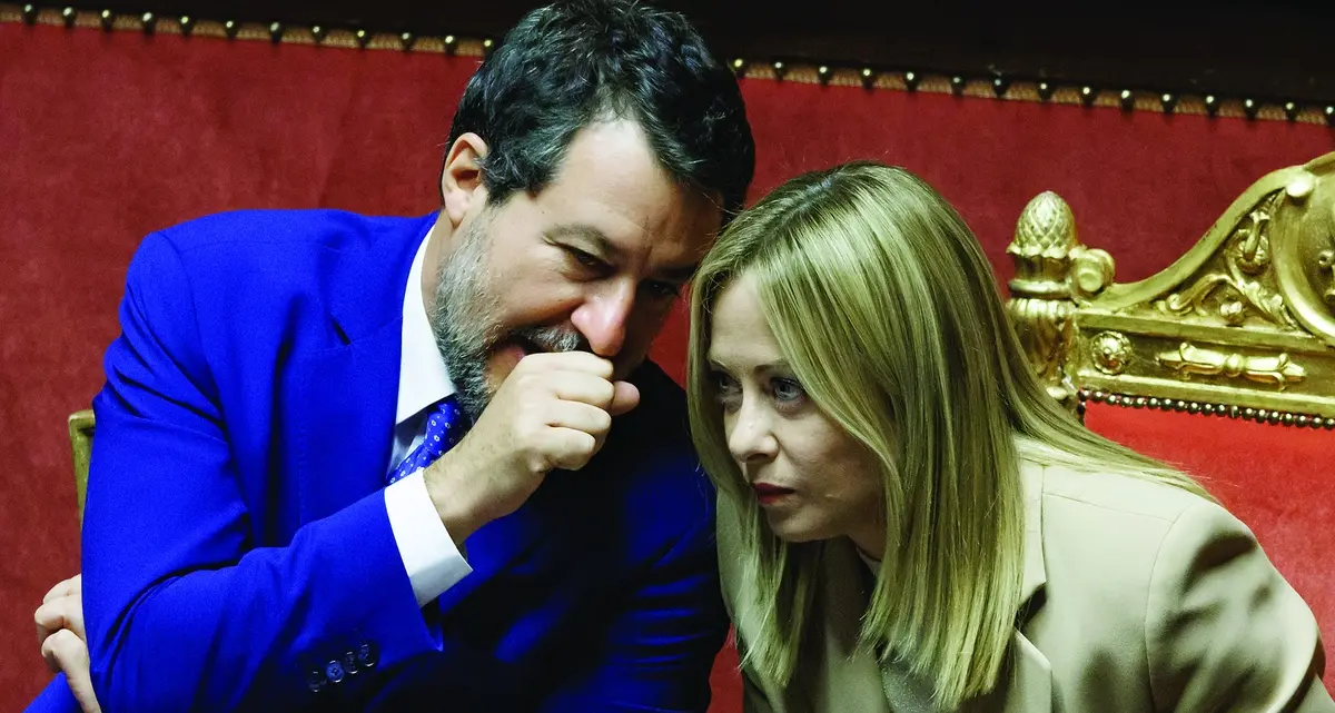 La banca del consenso Meloni e Salvini insieme per il prelievo sui profitti
