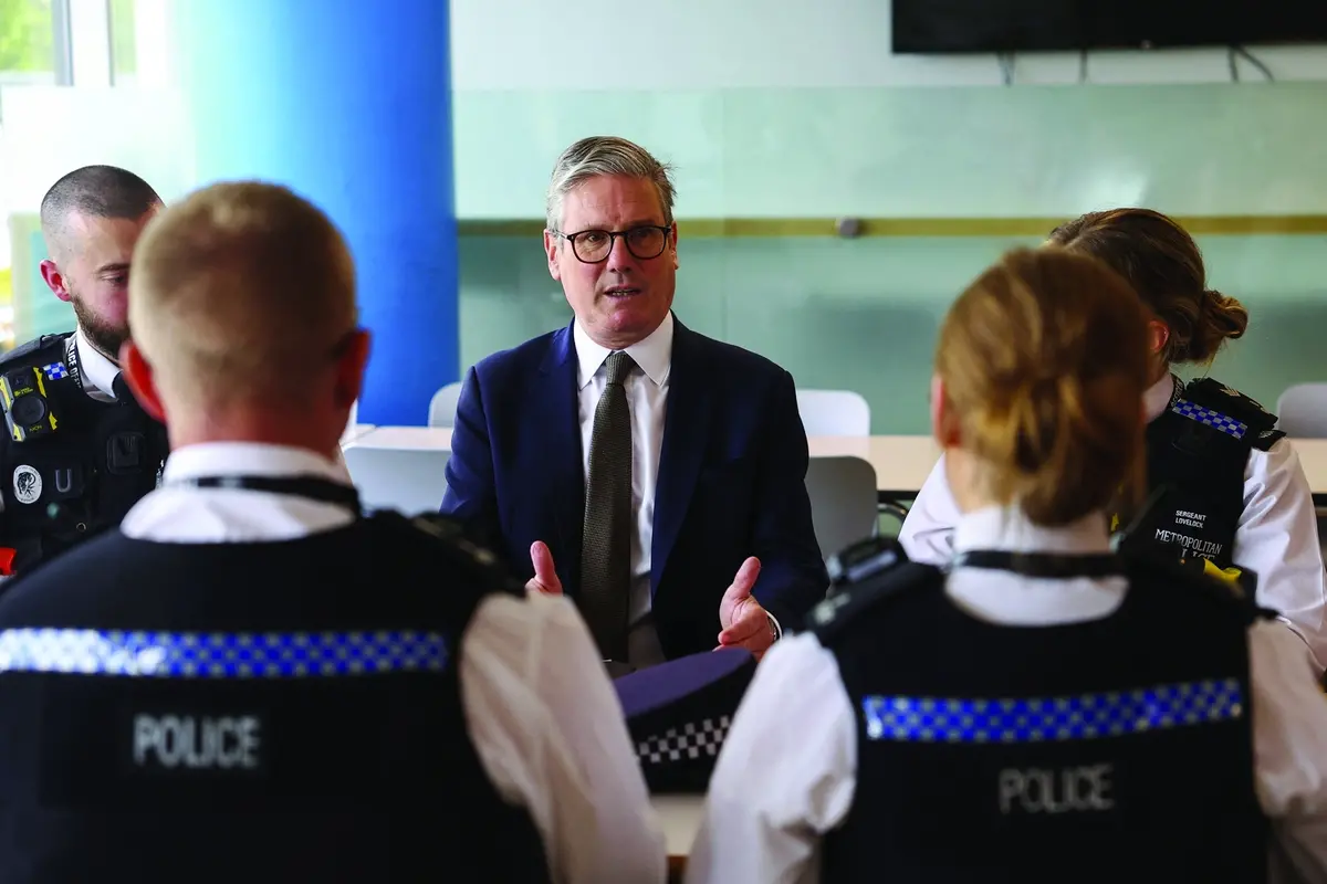 British Prime Minister Keir Starmer speaks with Territorial Support Group public order officers in the canteen at Lambeth Police Headquarters in London, Friday Aug. 9, 2024. (Toby Melville/Pool photo via AP) , Associated Press/LaPresse