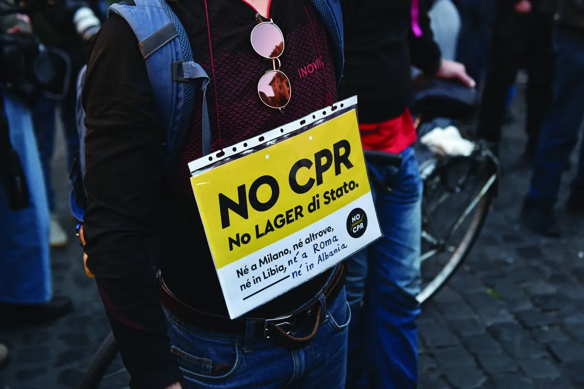 MANIFESTAZIONE CONTRO DDL SICURAEZZA CARTELLO CARTELLI NO CPR NO LAGER DI STATO , IMAGOECONOMICA