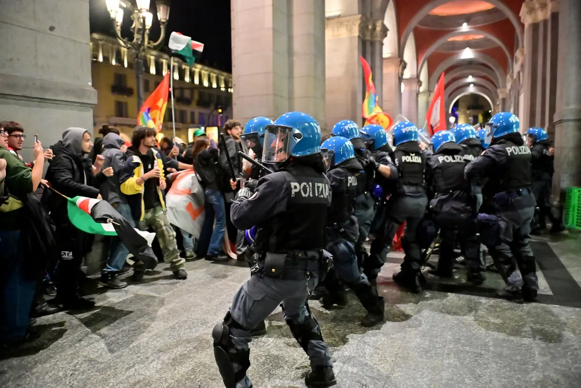 Scontri con la polizia alla manifestazione “Blocchiamo Tutto” in solidarietà alla Global Sumud Flotilla, abbordata dalla marina militare israeliana. Torino, Italia. - mercoledì 1 ottobre 2025. Cronaca (Photo by Matteo Secci/LaPresse)\\\"Block Everything\\\" demonstration in solidarity with the Global Sumud Flotilla, boarded by the Israeli Navy. Italian Tech Week 2025. Turin, Italy. - Wednesday 1st October 2025. News (Photo by Matteo Secci/LaPresse)